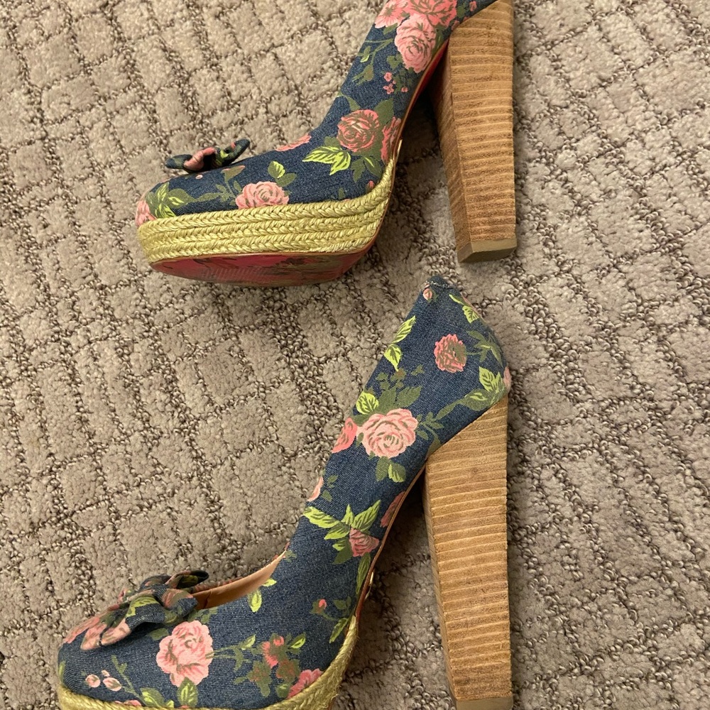 Betsey Johnson Maggi Rose Chunky Heels - Picture 7 of 8